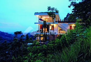 Dijual Rumah Villa Mewah di Dago, Bandung Barat