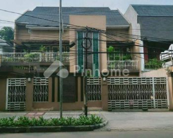 Dijual Rumah Lingkungan Asri di Jalan Raya Di Kebayoran Baru Jakarta
